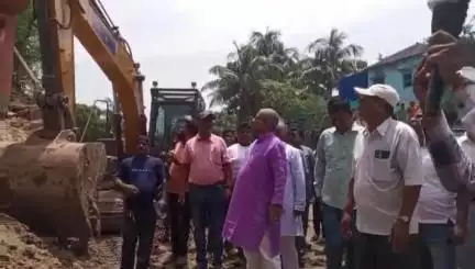 ঘাটাল: ঘাটালে ৫টি স্লুইসগেট পরিদর্শন করছেন সেচ মন্ত্রী মানসরঞ্জন ভুঁইয়া