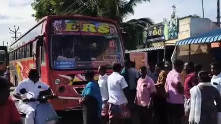 புதுக்கோட்டை: குடிபோதையில் பேருந்து இயக்கி விபத்தை ஏற்படுத்திய தனியார் பேருந்து ஓட்டுனர் நடத்தினர் மீது .திருவப்பூரில் பொதுமக்கள் தாக்குதல்