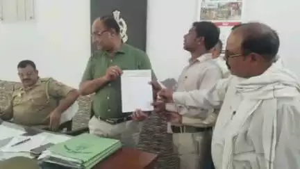 आंवला: आंवला में पिछड़ा वर्ग मोर्चा ने तहसीलदार को सौंपा ज्ञापन, सुप्रीम कोर्ट की निगरानी में जांच की मांग की