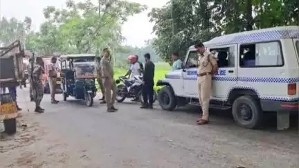 দিনহাটা ১: বামন হাট এলাকায় রুটিন মাফিক নাকা তল্লাশি সাহেবগঞ্জ থানার পুলিশের, উপস্থিত দিনহাটা মহকুমা পুলিশ আধিকারিক