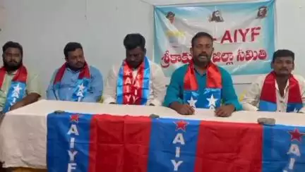 శ్రీకాకుళం: నిరుద్యోగ భృతి ఇస్తామని హామీ ఇచ్చిన కూటమి ప్రభుత్వం ఏడాదైన ఎందుకు అమలు చేయలేదు:AIYF రాష్ట్ర అధ్యక్షులు మొజ్జాడ యుగంధర్
