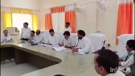टूंडला: संयुक्त सचिव ने टूंडला तहसील परिसर में अधिकारियों की बैठक ली, जल जीवन मिशन के तहत चल रहे कार्यों की समीक्षा की
