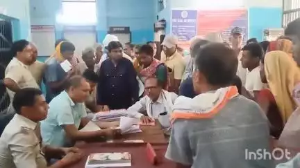 परसा: परसा थाना परिसर में सीओ की अध्यक्षता में लगा साप्ताहिक जनता दरबार