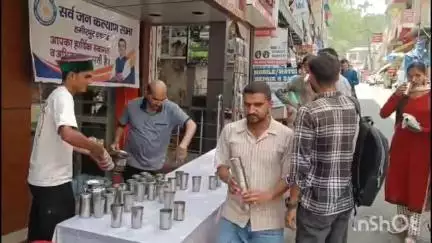 हमीरपुर: सर्वजन कल्याण सभा हमीरपुर इकाई ने गांधी चौक पर ठंडे मीठे पानी की छबील लगाई