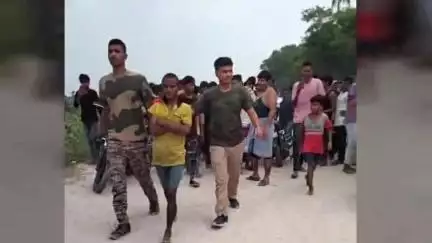 চোপড়া: সন্দেহজনক এক অপরিচিত ব্যক্তিকে ধরে পুলিশের হাতে তুলে দিল গ্রামবাসীরা