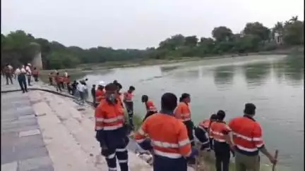 चित्तौड़गढ़: गंभीरी नदी तट पर जिला प्रशासन और औद्योगिकी संस्थाओं ने मिलकर चलाया स्वच्छता अभियान, प्रशासनिक अधिकारी रहे मौजूद