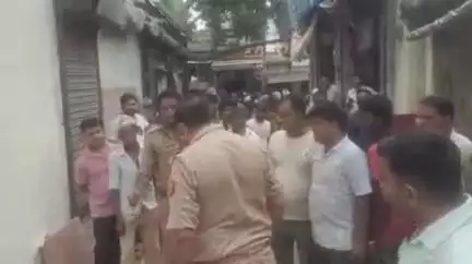 बदायूं: उझानी के नया बाजार शॉपिंग सेंटर में फुटपाथ पर सामान बेच रहे दुकानदार को दरोगा ने मारा थप्पड़, वीडियो हुआ वायरल
