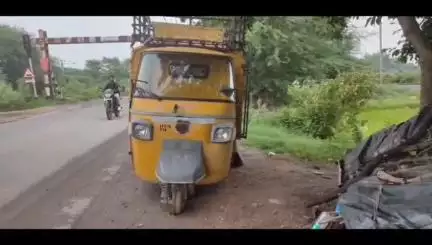 కొడిమ్యాల: నమీలికొండ గ్రామ శివారులో ఆటో వెళ్తుండ గా ఊడిపోయిన ముందు చక్రం తప్పిన పెను ప్రమాదం