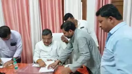 मैनपुरी: ट्रांजिस्ट हॉस्टल में कैबिनेट मंत्री जयवीर सिंह ने जनसुनवाई के दौरान 70 शिकायतें सुनीं