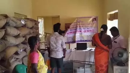 திருப்பத்தூர்: ஓம குப்பம் கிராமத்தில்  பொது வினியோக திட்டத்தின் கீழ் குறைதீர்வு முகாம். வட்ட வழங்கல் அலுவலர் பங்கேற்பு