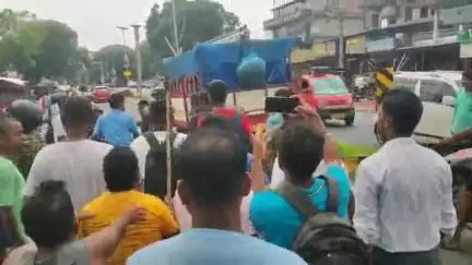 মৰিগাঁও: মৰিগাঁও চহৰৰ শনিবৰীয়া বজাৰৰ সন্মুখত ৰাইজে হাতে লোতে ধৰি উত্তম মাধ্যম দিলে এটা মটৰ চাইকেল চুৰক