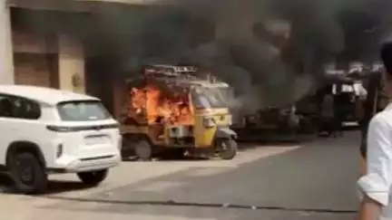 मथुरा: किशोरपुरा में श्रद्धालुओं से भरे टेंपो में अचानक लगी भयंकर आग, वीडियो हुआ वायरल