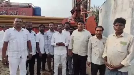 ధర్మారం: ధర్మారంలో బోర్ వెల్ వేయించి నీటి సమస్యను పరిష్కరించిన పెద్దపల్లి ఎంపీ గడ్డం వంశీకృష్ణ