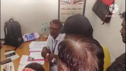 दौसा: कमलेश्वर कॉलोनी का रास्ता बंद किए जाने के विरोध में कॉलोनीवासी पहुंचे रेलवे स्टेशन दौसा, दिया ज्ञापन