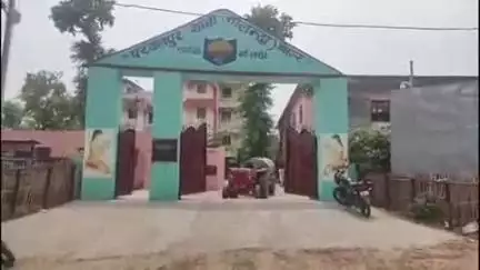 शिवचक गांव से पुलिस ने शराब के नशे में धुत एक नशेड़ी को किया गिरफ्तार
