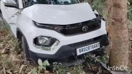 आमस: बाजितपुर गांव के पास एक कार अनियंत्रित होकर पेड़ से टकराई, चालक बाल-बाल बचा
