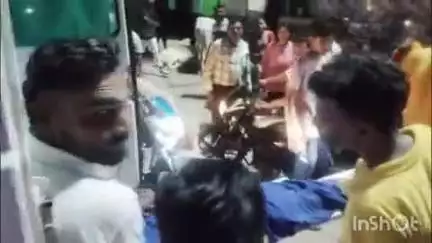 गोला गोकरणनाथ: गोला नगर की सब्जी मंडी में आवारा मवेशियों की भिड़ंत से वृद्ध को आईं गंभीर चोटें