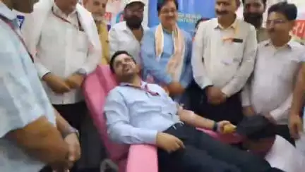 उन्नाव: विश्व रक्तदाता दिवस पर जिला अस्पताल में लगा रक्तदान शिविर, डीएम समेत कई अधिकारियों और युवाओं ने किया रक्तदान