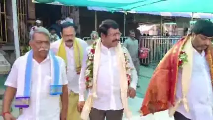 విశాఖపట్నం: సింహాచలం వరాహ లక్ష్మీనరసింహస్వామి వారిని దర్శించుకున్న పలువురు ఎమ్మెల్సీలు, మేయర్ శ్రీనివాసరావు