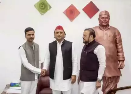 समाजवादी अधिवक्ता सभा के राष्ट्रीय महासचिव शावेज़ जाफरी ने पूर्व मुख्यमंत्री अखिलेश यादव और अबू आज़मी से की मुलाकात
