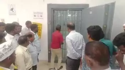 கடலூர்: கடலூர் ஆட்சியர் அலுவலகத்தில் உள்ள வாக்குப்பதிவு இயந்திரங்கள் பாதுகாப்பு கிடங்கை ஆட்சியர் முன்னிலையில் அனைத்து கட்சி முகவர்கள் பார்வையிட்டர்.