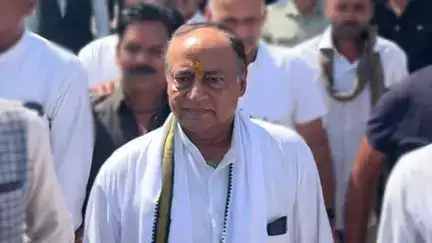कांग्रेस से निकलने के बाद दिग्विजय सिंह के भाई ने कैमरे के सामने फाड़ा निष्कासन नोटिस, राहुल पर साधा निशाना