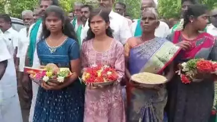 ஸ்ரீரங்கம்: மேட்டூரில் திறக்கப்பட்ட தண்ணீரை திருச்சி முக்கொம்பு மேலணையில் மேளதாளம் முழங்க வரவேற்ற விவசாயிகள்