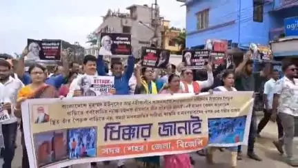 মোহনপুর: বাংলাদেশে রবীন্দ্রনাথ ঠাকুরের পৈত্রিক বাড়িতে দুষ্কৃতিকারীদের হামলার প্রতিবাদে বিক্ষোভ মিছিল ফায়ার ব্রিগেড চৌমুহনী থেকে