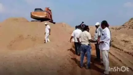 వెంకటాపురం: ధర్మవరం గ్రామంలో నిబంధనలకు విరుద్ధంగా ఇసుక తవ్వకాలు