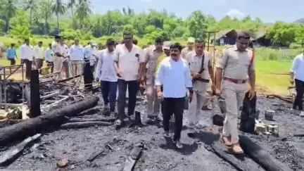 శ్రీకాకుళం: హిరమండలం మండలం కూర్మ గ్రామంలో అగ్ని ప్రమాద ఘటనా స్థలాన్ని పరిశీలించిన ఎమ్మెల్యే గోవిందరావు