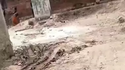 छतरपुर: कलेक्टर के प्रतिबंध के बावजूद कलानी गांव में धड़ल्ले से चल रही बोरिंग मशीनें