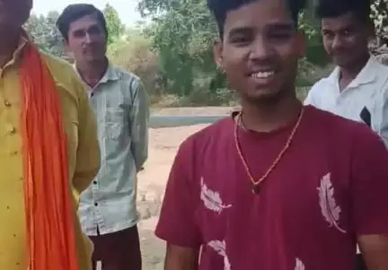 ललितपुर: जल संस्थान के गेट पर पहुंचे दूल्हा, पानी नहीं पहुंचा तो शादी टूटने की कगार पर, पार्षद ने घर पहुंचाया पानी का टैंकर