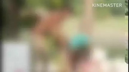 बैरगनियां: बैरगनिया में नाबालिग बच्चों से तटबंध मरम्मत का करवाया जा रहा कार्य में बोरे में मिट्टी भरते दिखाई दे रहे बच्चे #viral