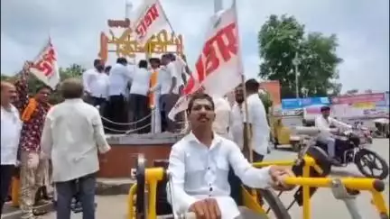 अंबाजोगाई: प्रहार संघटनेच्या वतीने अंबाजोगाई उपजिल्हाधिकारी कार्यालयासमोर लोटांगण आंदोलन