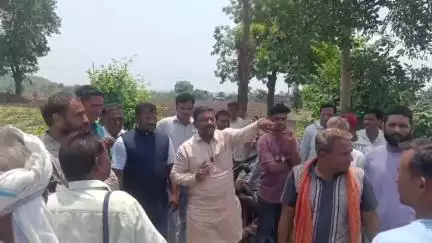 बुरहानपुर नगर: बुरहानपुर संग्रामपुर में आंधी-तूफान से केले की फसल को नुकसान, सांसद के निर्देश पर सर्वे करने पहुंचा प्रशासन