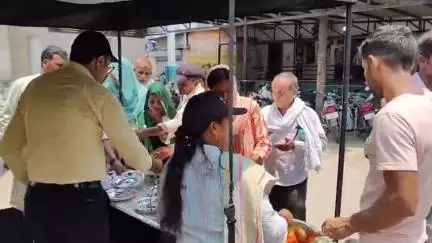 मंदसौर: जिला अस्पताल परिसर में हर माह की तरह आज भी प्राणनाथ जी संस्था द्वारा भोजन वितरित किया गया