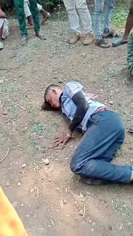 मोरगढ़ी के पैट्रोल पंप से काम कर के  2 युवक बाईक सवार  जा रहे थे खिड़कियां ..! सोनपुरा   में पूल के पास एक्सीडेंट होगया