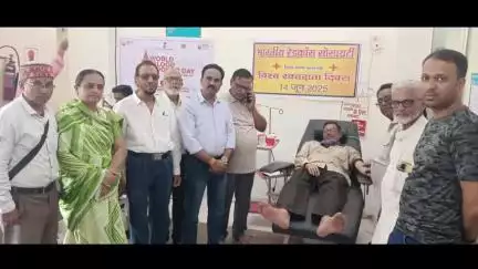 बुरहानपुर नगर: बुरहानपुर जिला अस्पताल में विश्व रक्तदान दिवस पर भारतीय रेड क्रॉस सोसाइटी द्वारा रक्तदान शिविर का आयोजन
