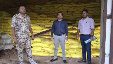 कोंडागांव: प्रशासन ने रासायनिक खाद के अवैध भंडारण के खिलाफ की कार्रवाई, गम्हरी में 31 लाख की कीमत के 12 हजार से अधिक बोरी खाद ज़ब्त