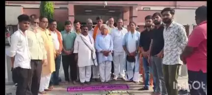 बलिया: बलिया रेलवे स्टेशन पर संस्कार भारती के सदस्यों ने रंगोली के माध्यम से विमान हादसे के पीड़ितों को दी श्रद्धांजलि
