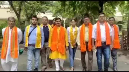 मथुरा: आरएसएस चीफ को दिनेश फलारी ने सुरक्षा की मांग को लेकर दिया ज्ञापन
