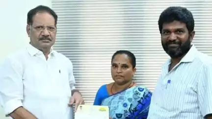 వేమూరులో బాధితులకు రూ. 1,76,170 సీఎం సహాయ నిధి చెక్కులను అందజేసిన ఎమ్మెల్యే ఆనందబాబు