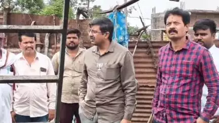 नांदगाव खंडेश्वर: वाघोडा येथे आगीमध्ये घराचे प्रचंड नुकसान, आमदार प्रताप अडसड यांनी दिली भेट