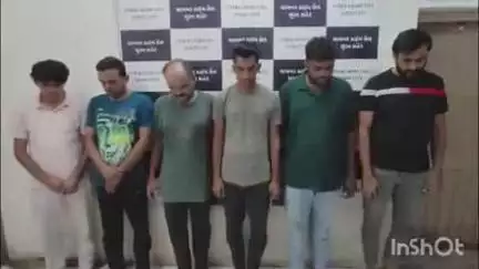 ચોરાસી: શેરબજાર તથા આઇપીઓમાં ઇન્વેસ્ટ કરાવવાના નામે, ફરિયાદી પાસેથી રૂપિયા 99.50 લાખ ઓનલાઇન ટ્રાન્સફર કરાયાની ફરિયાદ મળતા, સાયબર ક્રાઇમ પોલીસે આરોપીઓની ધરપકડ કરી