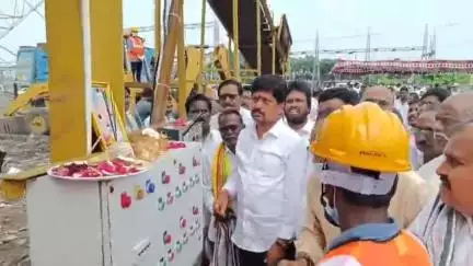 బందరు డంపింగ్ యార్డులో రూ. 3.75 కోట్లు విలువ చేసే క్రషింగ్ యూనిట్‌ను ప్రారంభించిన రాష్ట్ర మంత్రి కొల్లు రవీంద్ర