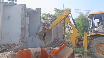 अंबिकापुर: चोरका कछार के वन भूमि में अवैध अतिक्रमण किए गए मकानों को जमीदोज करने की कार्रवाई सुबह से जारी