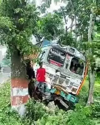 पोठिया: छत्तरगाछ मीरामनी में ट्रक अनियंत्रित होकर पेड़ों से टकराया, चालक घायल