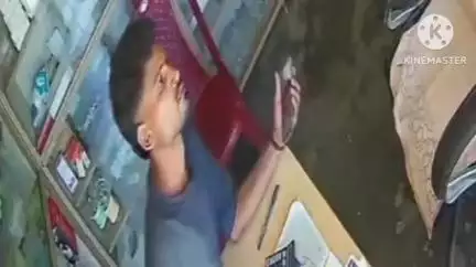 বোকাখাত: কহৰাত এখন ফাৰ্মাচিত দিন দুপৰতে কেচ বক্স খুলি পইচা চুৰি কৰি নিয়া চোৰক গ্ৰেপ্তাৰ কৰে কহৰা আৰক্ষীয়ে