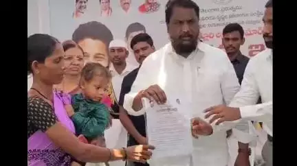 ధర్మపురి: ఇందిరమ్మ ఇండ్ల ప్రొసీడింగ్ పత్రాలను లబ్ధిదారులకు పంపిణీ చేసిన మంత్రి అడ్లూరి లక్ష్మణ్ కుమార్