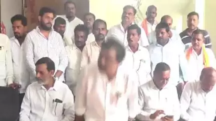 అదిలాబాద్ అర్బన్: అదిలాబాద్ ఎమ్మెల్యే క్యాంపు కార్యాలయంలో సీఎంఆర్ఎఫ్ లబ్ధిదారులకు చెక్కులు పంపిణీ చేసిన అదిలాబాద్ ఎమ్మెల్యే
